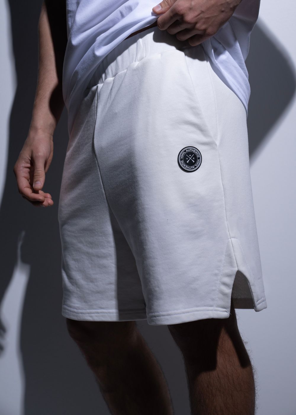 Vinyl βερμουδα με v λευκη cotton regular fit - monocuts shorts