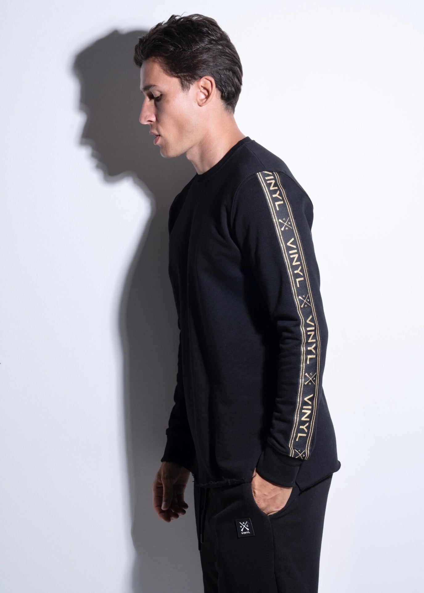 Vinyl μπλουζα μαυρη με τρεσα cotton χωρις χνουδι regular fit - gold taped tee