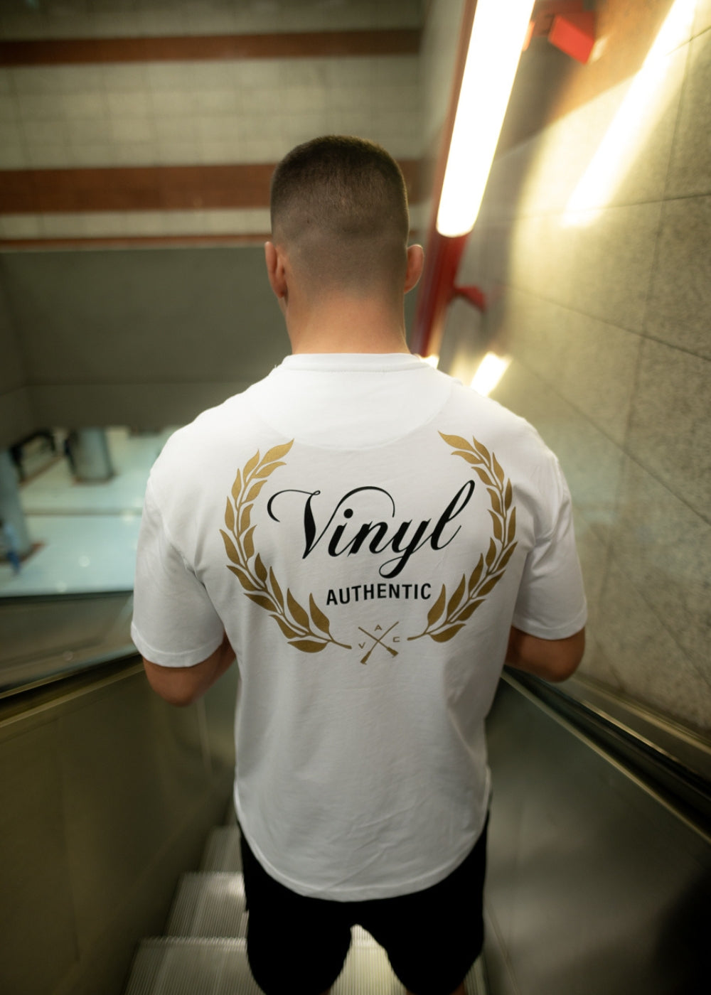 Vinyl μπλουζα long line με τυπωμα λευκη cotton regural fit ανδρικη