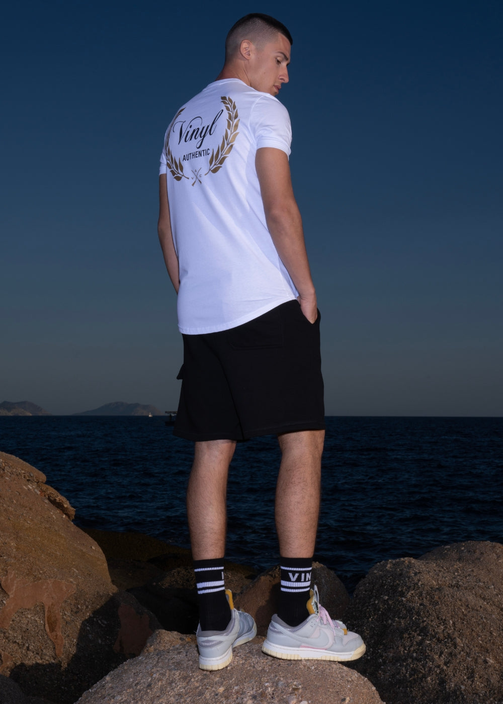 Vinyl μπλουζα long line με τυπωμα λευκη cotton regural fit ανδρικη