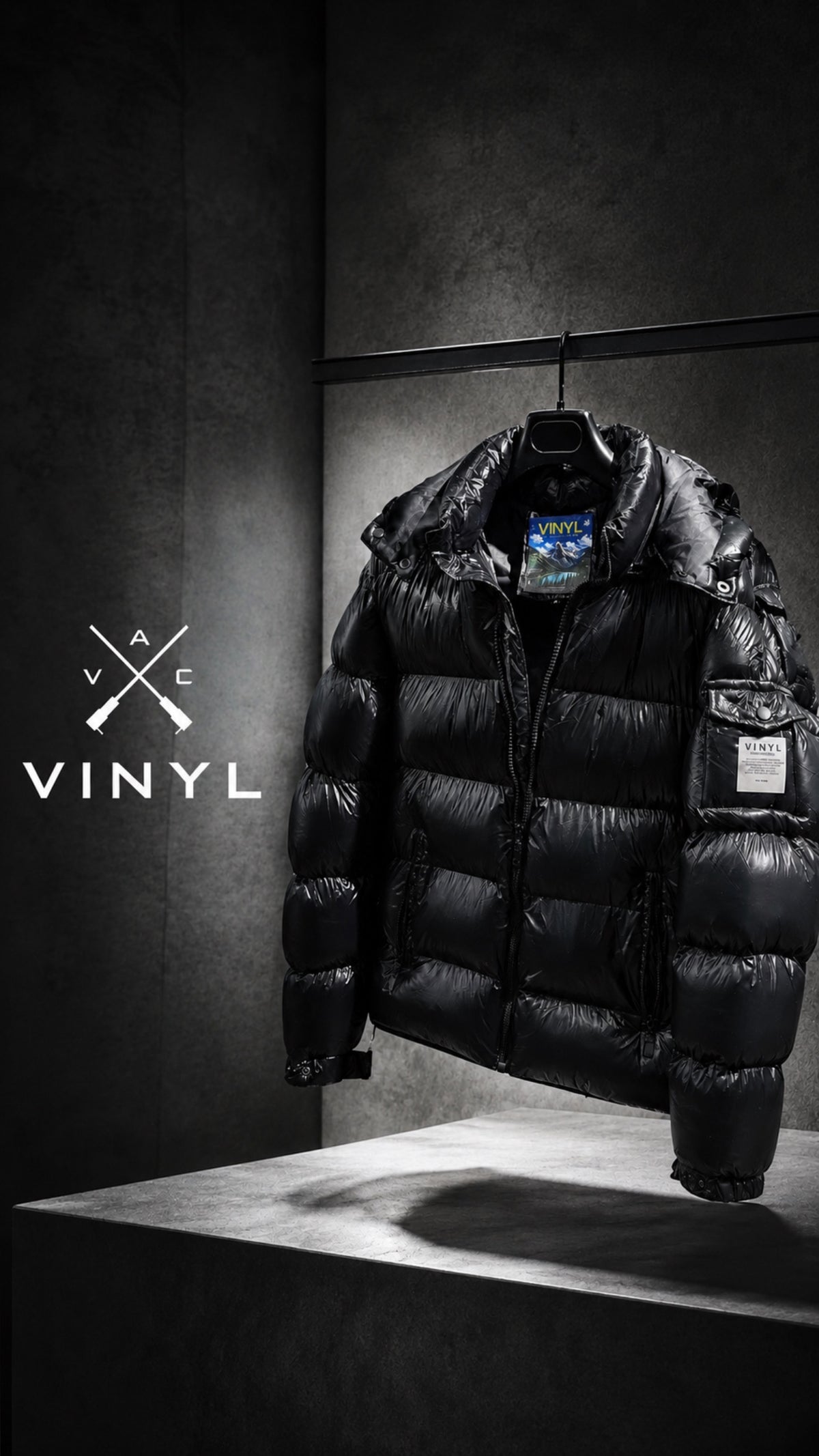 Glossy puffer jacket black