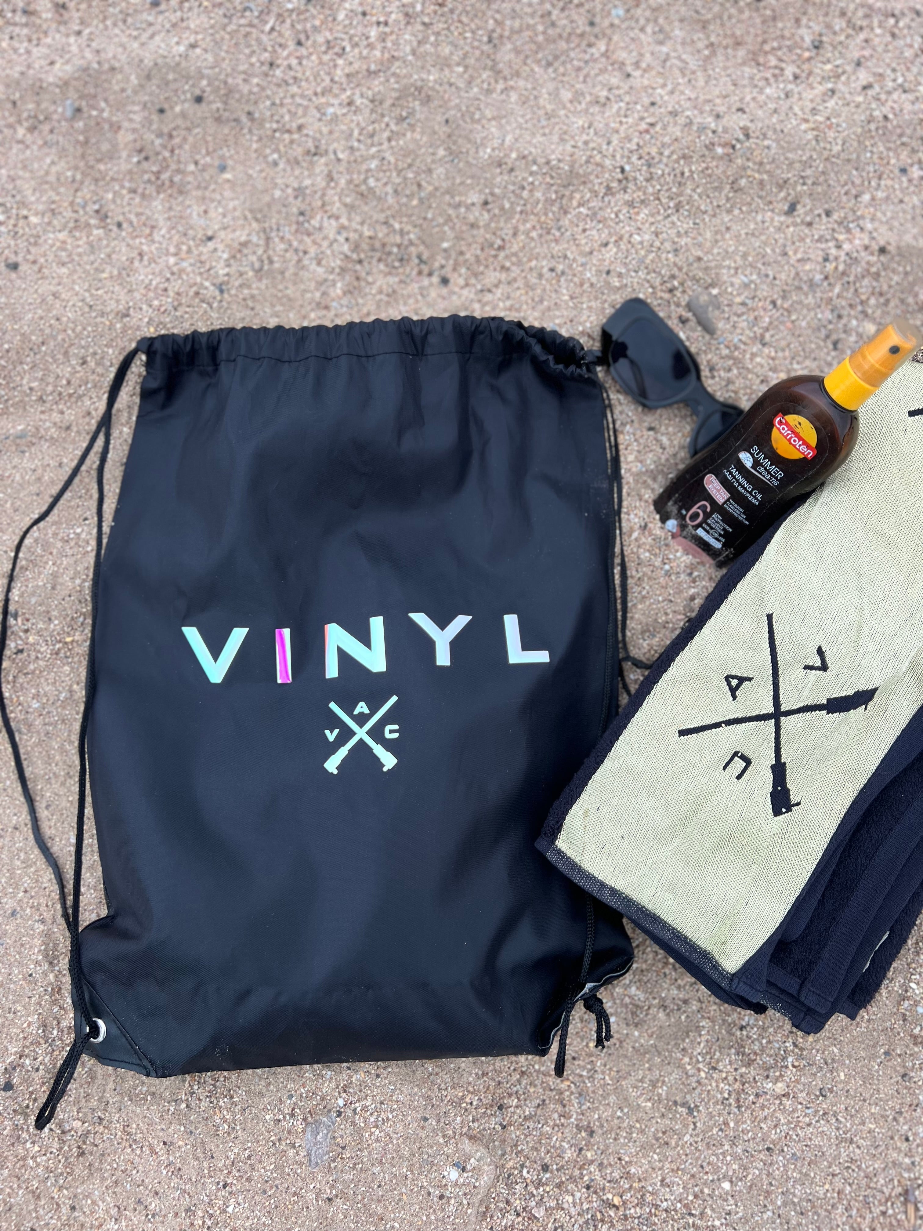 Vinyl gymsack μαυρη με αναγλυφο ιριδιζον λογοτυπο
