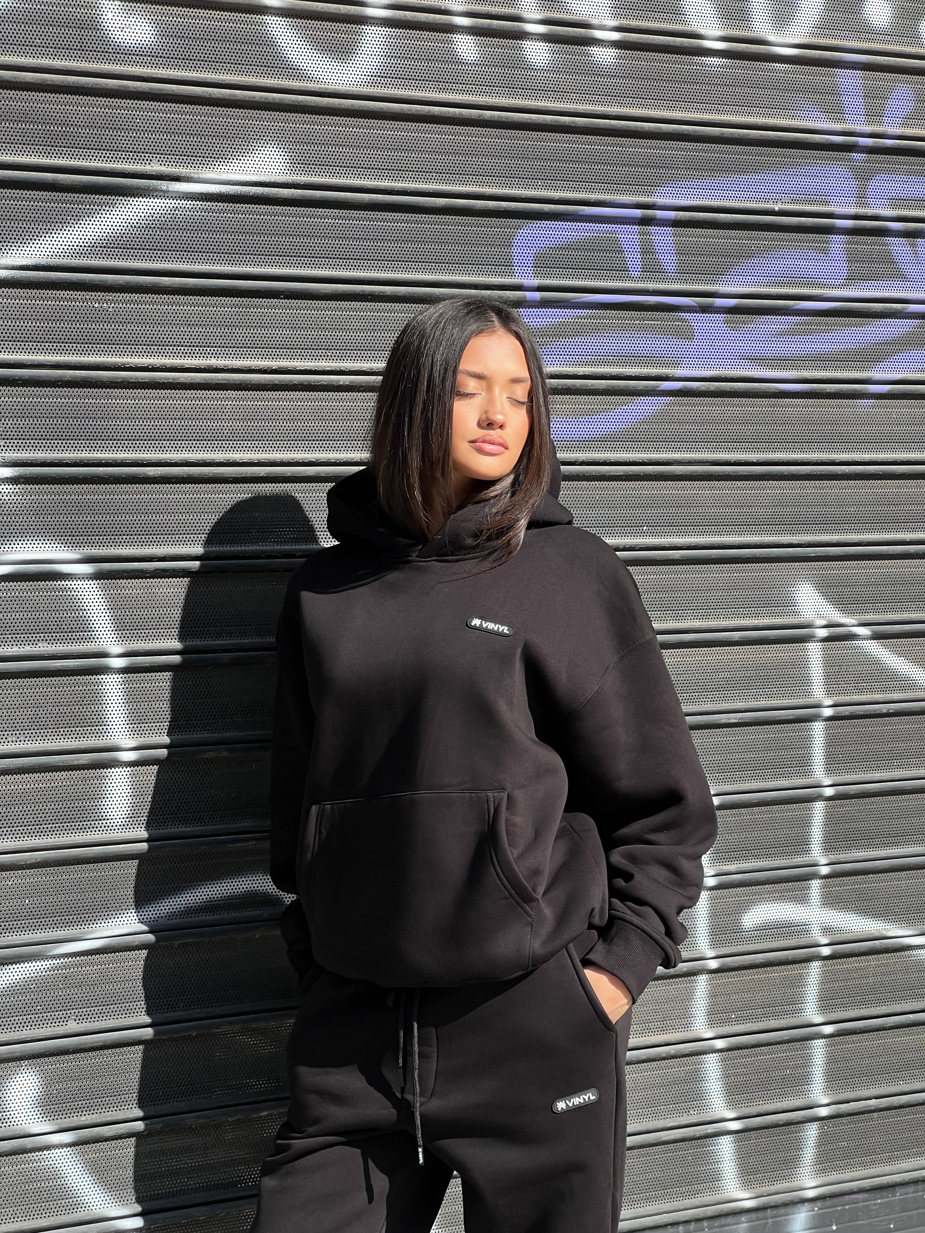 Vinyl φούτερ μαύρο oversized με κουκούλα οβάλ λογότυπο ενιαία μπροστινή τσέπη 65% cotton 35% polyester Made in Greece