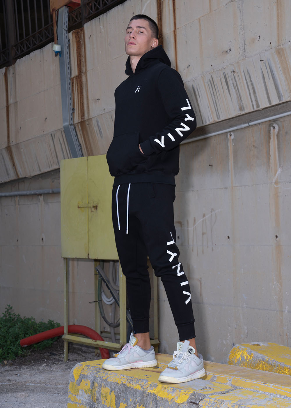 VINYL ΦΟΡΜΑ ΜΕ ΑΝΑΓΛΥΦΟ LOGO ΜΑΥΡΟ - ELEVATED ICON SWEATPANTS