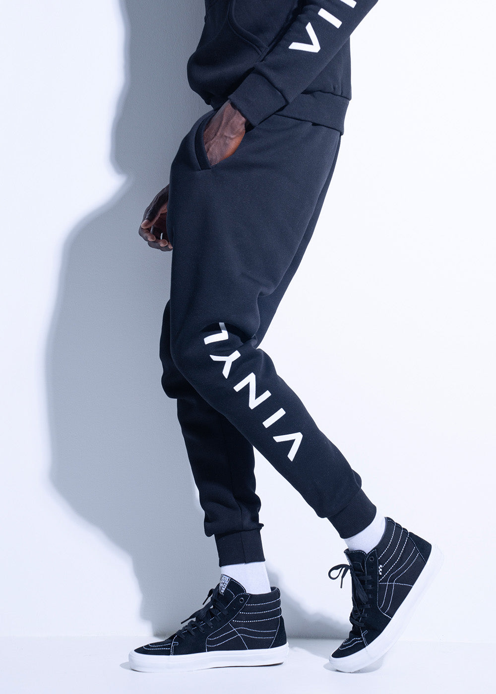 VINYL ΦΟΡΜΑ ΜΕ ΑΝΑΓΛΥΦΟ LOGO ΜΑΥΡΟ - ELEVATED ICON SWEATPANTS