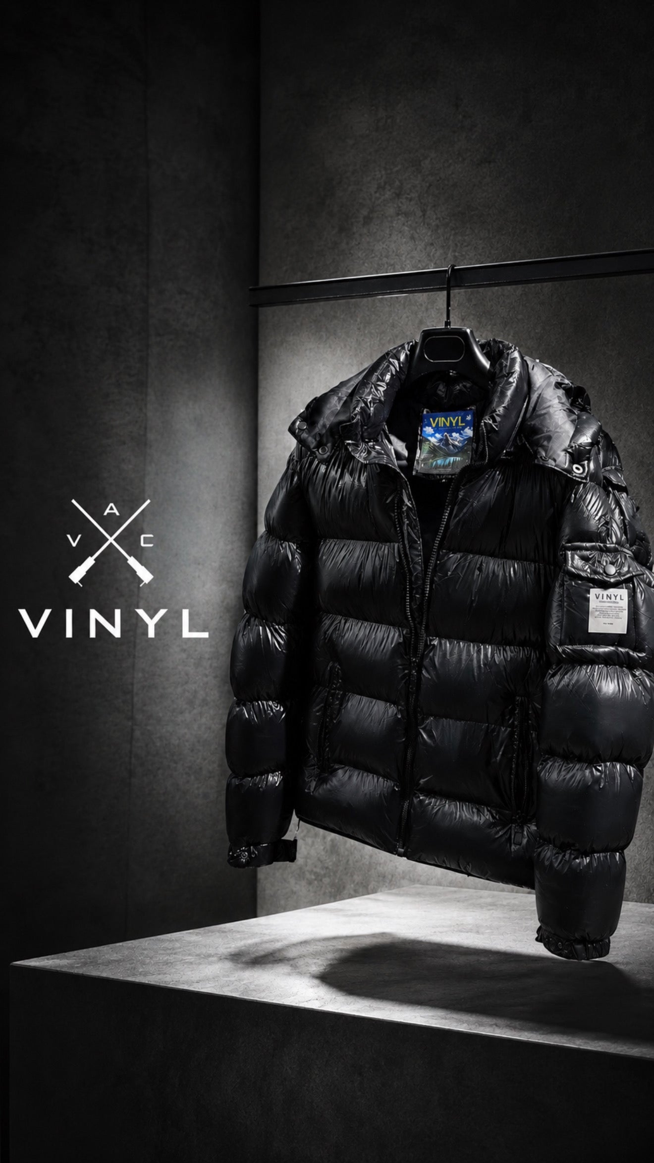 Glossy puffer jacket black