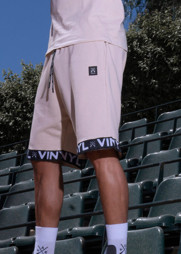 VINYL Βερμούδα με τρέσα μπέζ - Shorts with logo tape